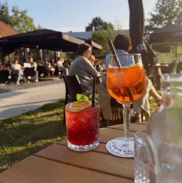 Spritz en een rode cocktail in de avondzon op het terras van De Zoeten Inval, Zottegem